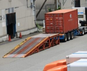 EC倉庫におけるデバンニングとはどんな作業？